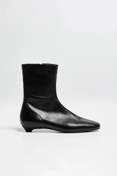 Schwarze Stiefeletten mit niedrigem Absatz