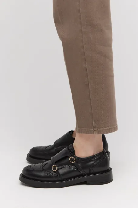Schwarze Lederschuhe mit Schnallen