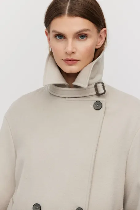 Beigefarbene zweireihige Wolljacke