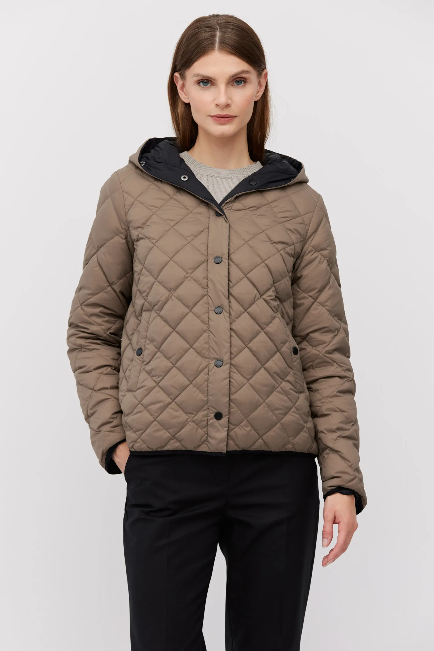 Wendbare Daunenjacke mit Kapuze