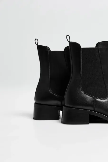 Schwarze Lederstiefeletten