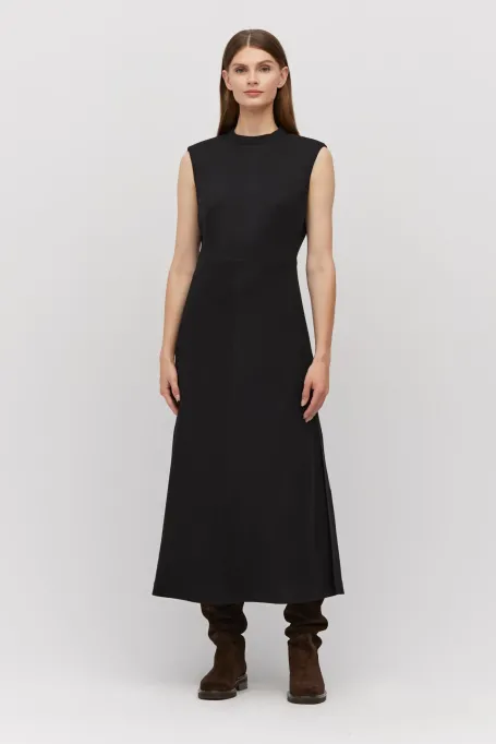 Schwarzes Kleid aus Lammwolle