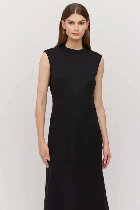 Schwarzes Kleid aus Lammwolle