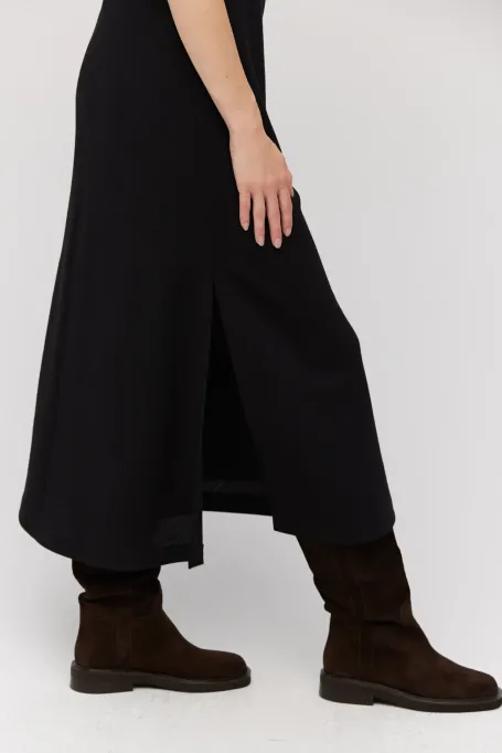 Schwarzes Kleid aus Lammwolle