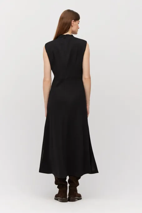 Schwarzes Kleid aus Lammwolle