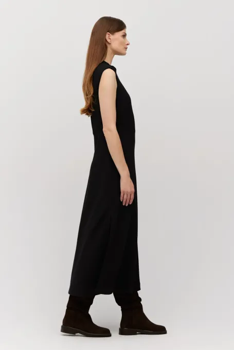 Schwarzes Kleid aus Lammwolle