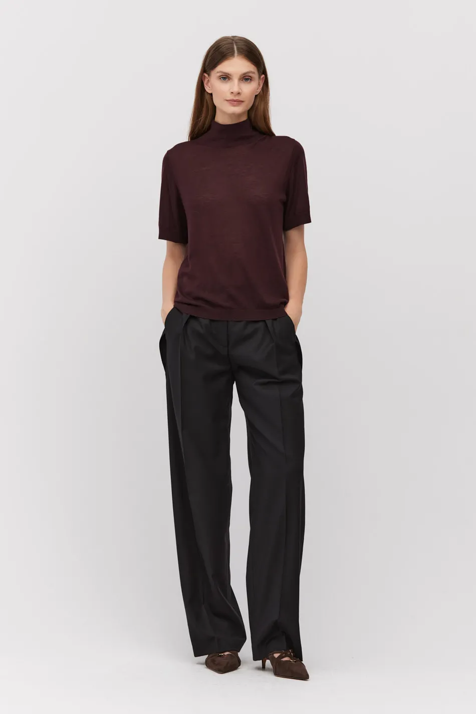 Schwarze Wollhose mit weitem Bein