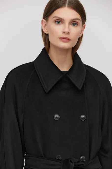 Schwarzer Mantel mit Gürtel und Seiden- sowie Kaschmiranteil