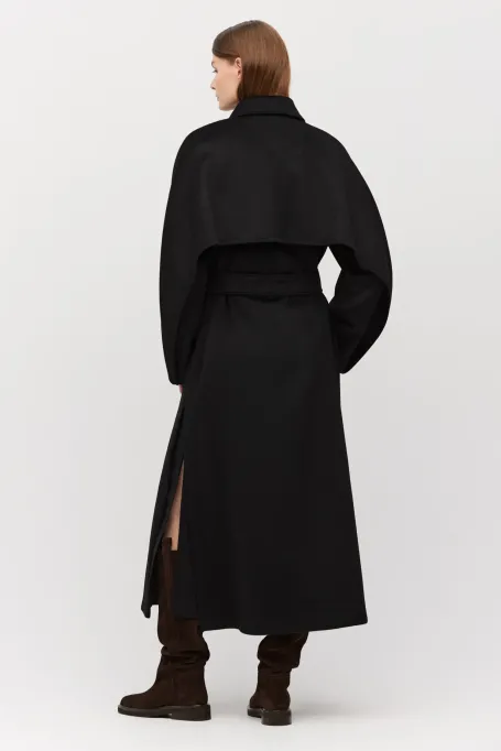 Schwarzer Mantel mit Gürtel und Seiden- sowie Kaschmiranteil