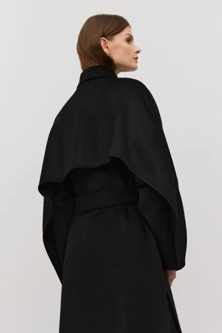 Schwarzer Mantel mit Gürtel und Seiden- sowie Kaschmiranteil