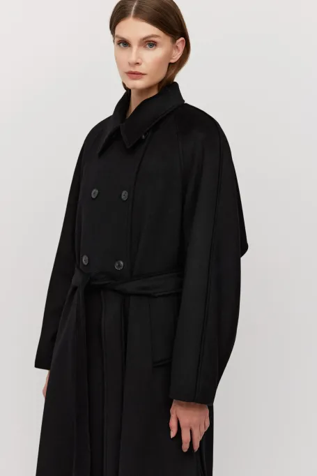 Schwarzer Mantel mit Gürtel und Seiden- sowie Kaschmiranteil