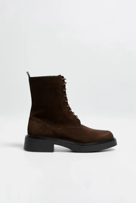 Schnürstiefeletten aus Veloursleder