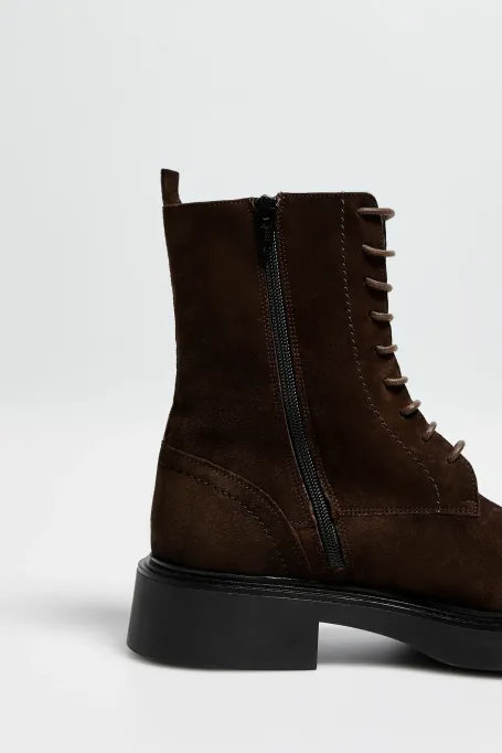 Schnürstiefeletten aus Veloursleder