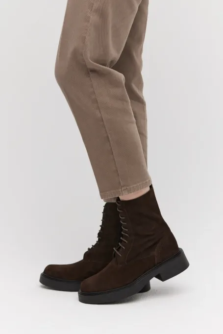 Schnürstiefeletten aus Veloursleder