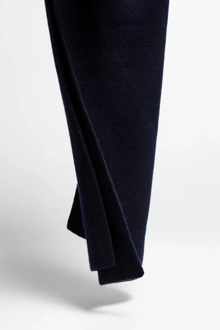 Dunkelblauer Schal aus Merinowolle