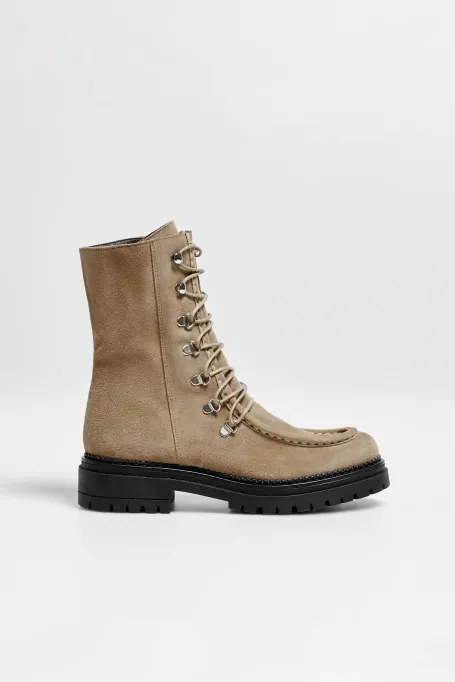 Schnürstiefel aus Wildleder