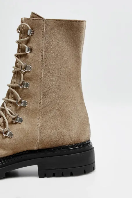 Schnürstiefel aus Wildleder