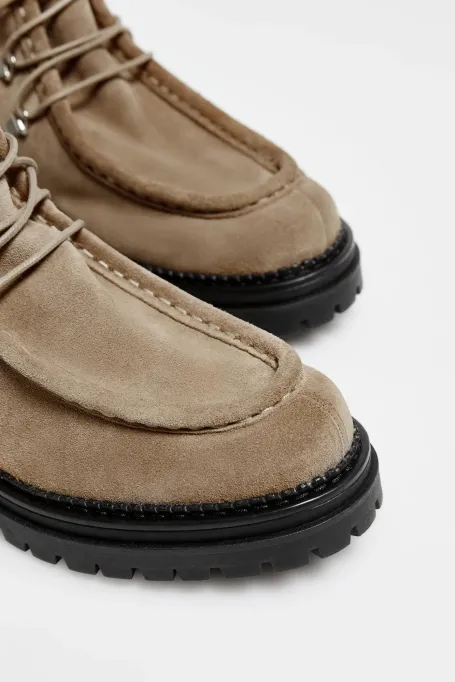 Schnürstiefel aus Wildleder