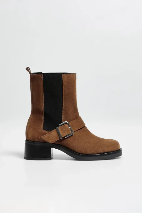 Braune Veloursleder-Boots mit Schnalle