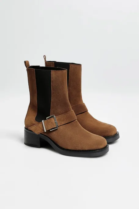 Braune Veloursleder-Boots mit Schnalle