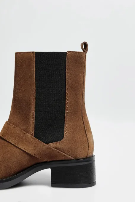 Braune Veloursleder-Boots mit Schnalle