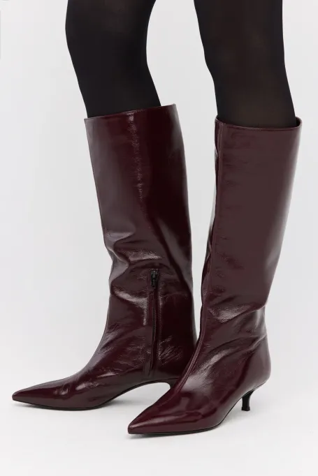 Auberginefarbene Lederstiefel mit mittelhohem Absatz rot