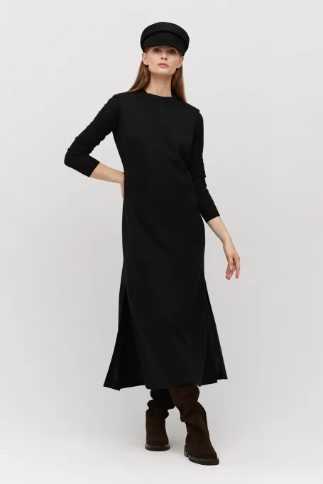 Schwarzes Kleid aus Lammwolle