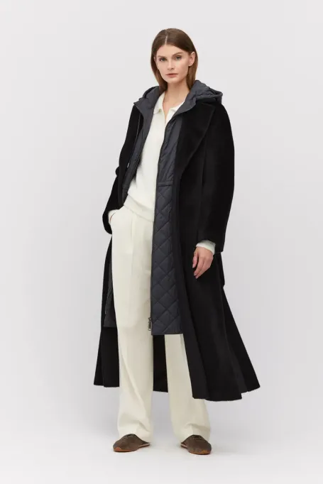 Schwarzer Mantel mit Gürtel aus Suri-Alpaka