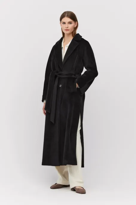 Schwarzer Mantel mit Gürtel aus Suri-Alpaka