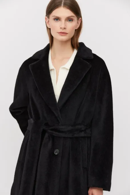Schwarzer Mantel mit Gürtel aus Suri-Alpaka