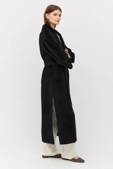 Schwarzer Mantel mit Gürtel aus Suri-Alpaka