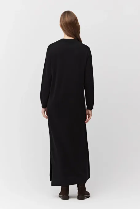 Schwarzes Kleid aus Merinowolle