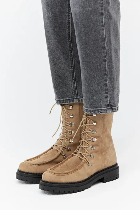 Schnürstiefel aus Wildleder