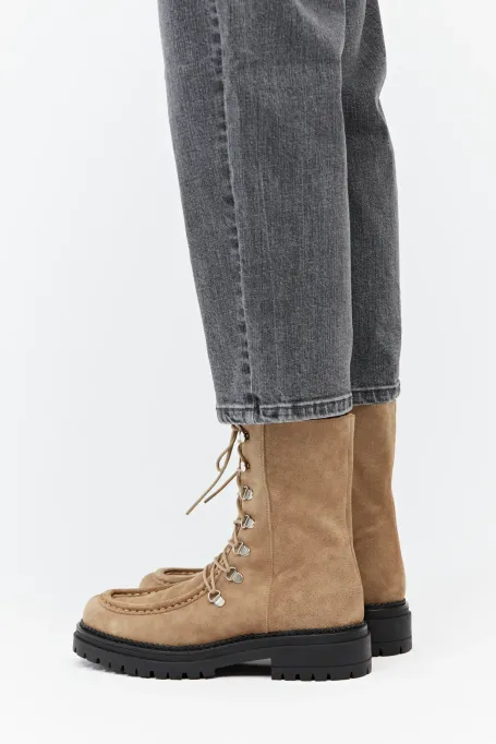 Schnürstiefel aus Wildleder