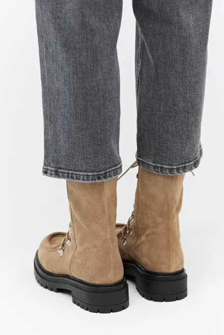 Schnürstiefel aus Wildleder