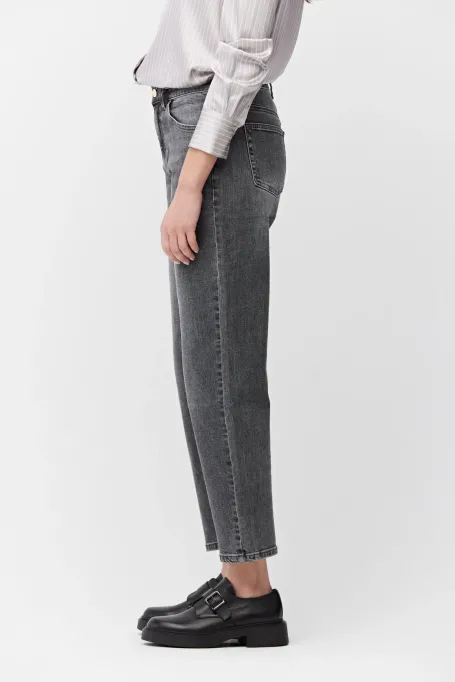 Graue Mom-Fit-Jeans mit hoher Taille