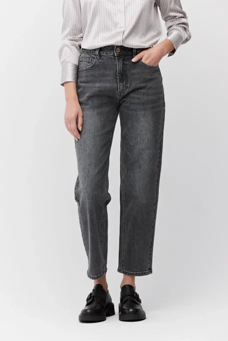 Graue Mom-Fit-Jeans mit hoher Taille