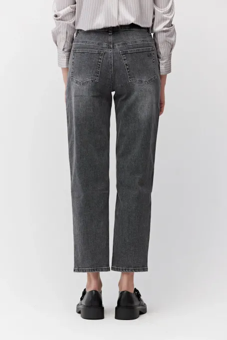 Graue Mom-Fit-Jeans mit hoher Taille