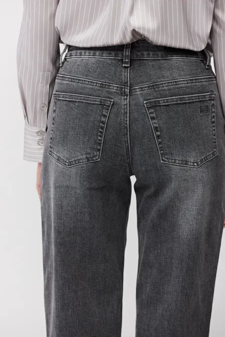 Graue Mom-Fit-Jeans mit hoher Taille