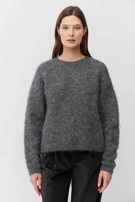Grauer Pullover mit Alpaka-Wolle
