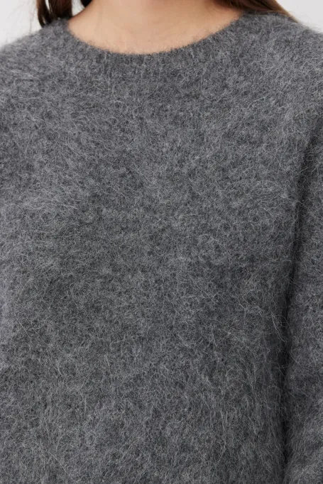 Grauer Pullover mit Alpaka-Wolle