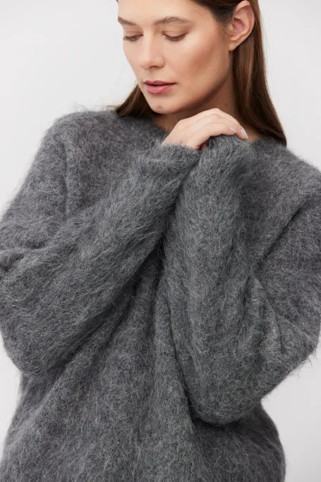 Grauer Pullover mit Alpaka-Wolle