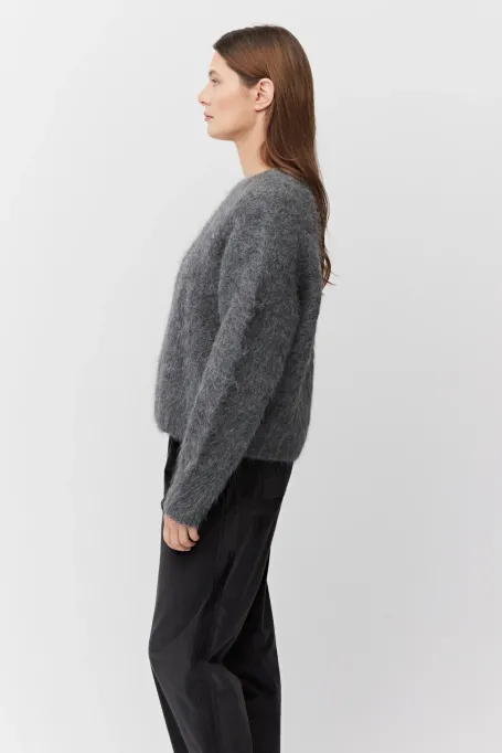 Grauer Pullover mit Alpaka-Wolle