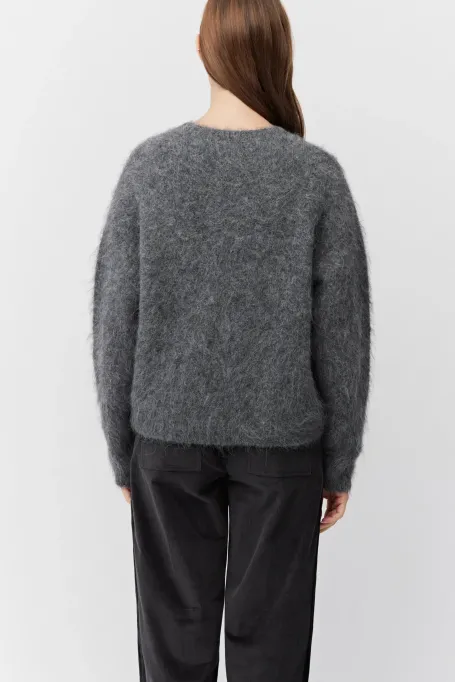 Grauer Pullover mit Alpaka-Wolle