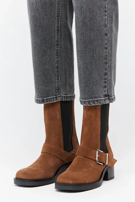 Braune Veloursleder-Boots mit Schnalle