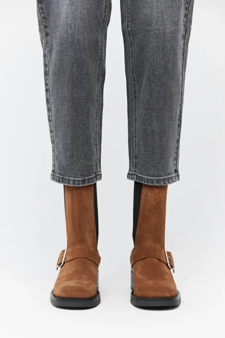 Braune Veloursleder-Boots mit Schnalle