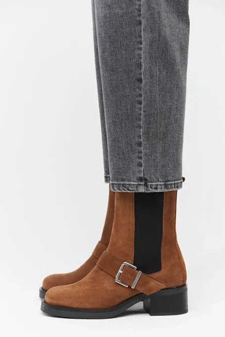 Braune Veloursleder-Boots mit Schnalle