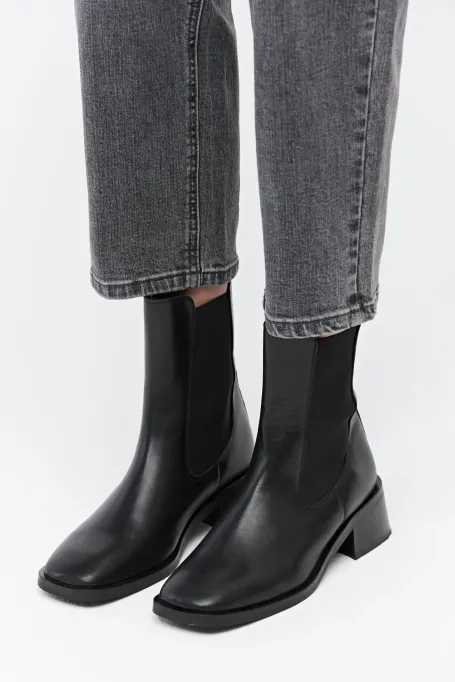 Schwarze Lederstiefeletten