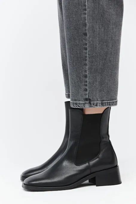 Schwarze Lederstiefeletten - Patrizia Aryton