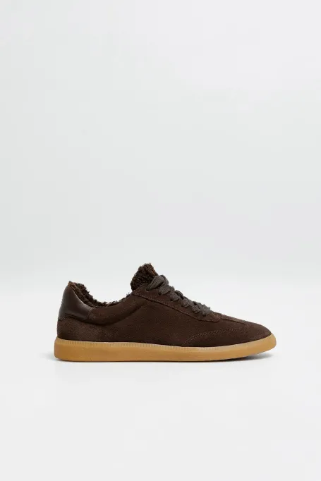 Sneaker aus Veloursleder mit weichem Fell-Innenfutter